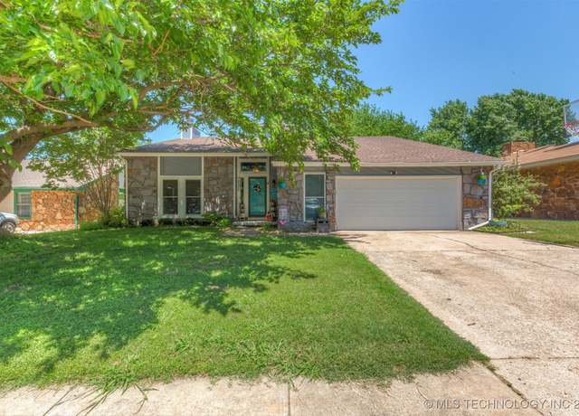 Property at 2208 W Boston St, Broken Arrow, OK 74012, 3 beds, 2 baths