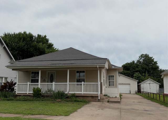 Property at 910 E Maple St, Cushing, OK 74023, 2 beds, 1 bath