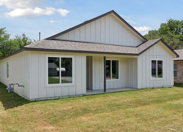 Property at 607 N Division St, Coweta, OK 74429, 3 beds, 2 baths