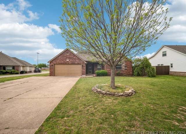 Property at 8140 E Silverado Rd, Claremore, OK 74019, 3 beds, 2 baths
