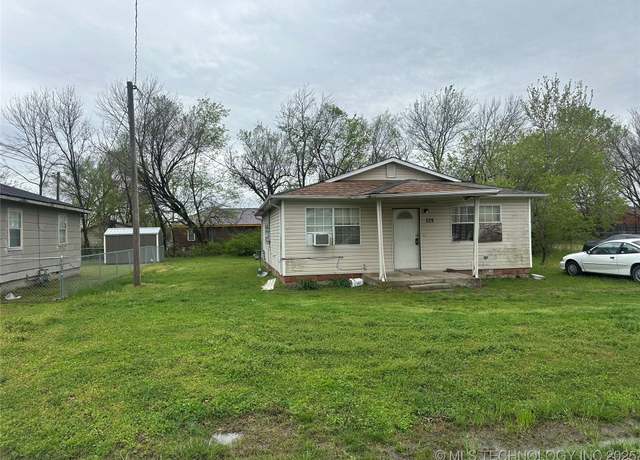 Property at 906 E Wallace St, Okmulgee, OK 74447, 2 beds, 1 bath
