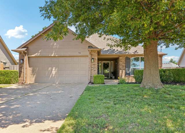 Property at 716 E Helena St, Broken Arrow, OK 74012, 3 beds, 2 baths
