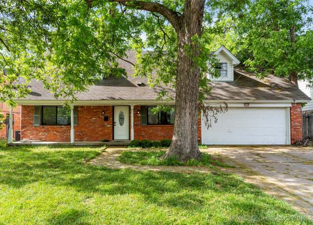 Property at 2122 E 52nd St, Tulsa, OK 74105, 4 beds, 2.5 baths