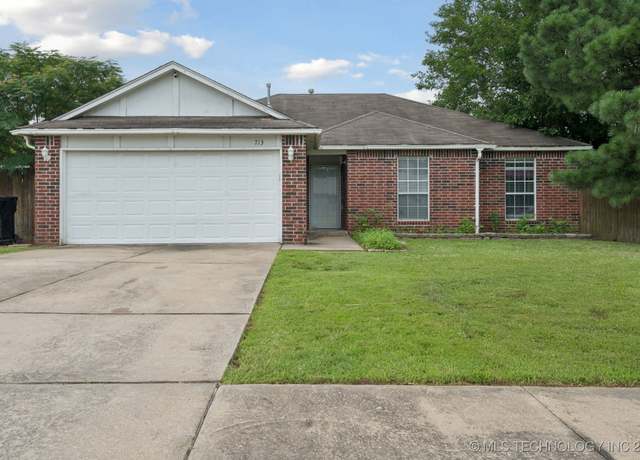 Property at 713 W Ft Worth St, Broken Arrow, OK 74012, 3 beds, 2 baths
