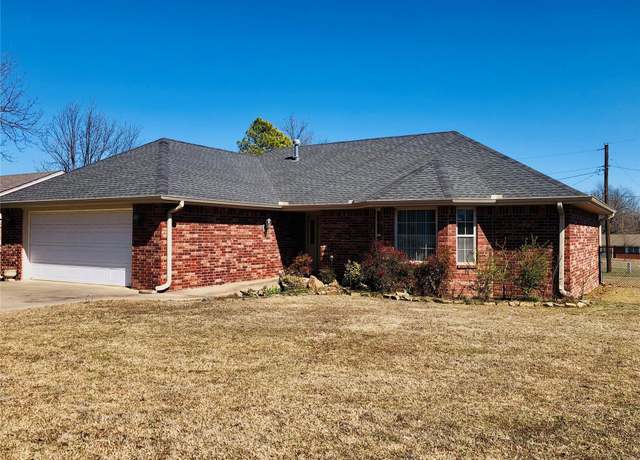 Property at 918 Hillcrest Dr, Cushing, OK 74023, 3 beds, 2 baths