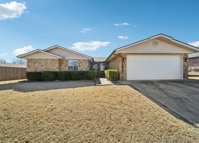 Property at 2310 Briar Glen Rd, Okmulgee, OK 74447, 3 beds, 2 baths