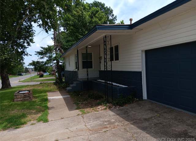 Property at 5820 E 23rd St, Tulsa, OK 74114, 3 beds, 2 baths