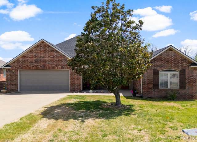 Property at 1704 Estates Dr, Grove, OK 74344, 3 beds, 2 baths
