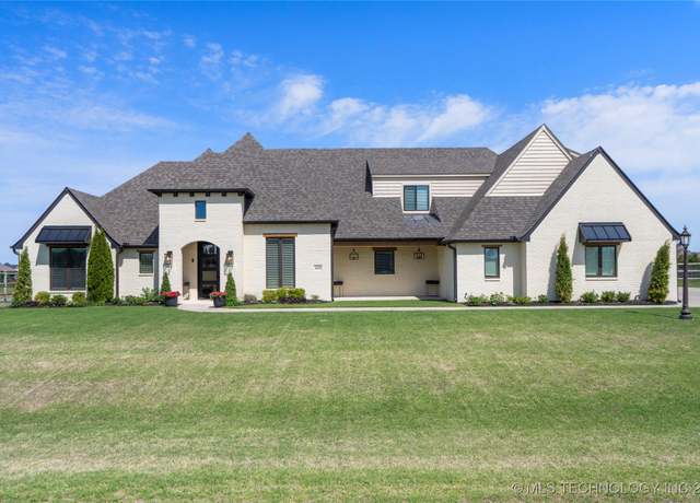 Property at 6110 N Creekwood Dr, Owasso, OK 74055, 5 beds, 3.5 baths