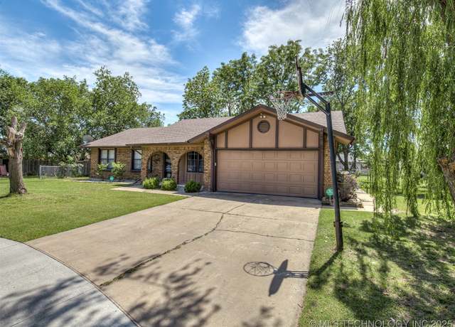 Property at 11802 E 79th St N, Owasso, OK 74055, 3 beds, 2 baths