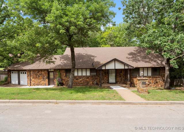 Property at 633 Kenwood Dr, Bartlesville, OK 74006, 4 beds, 4 baths