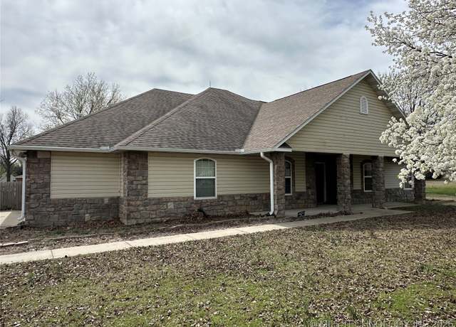 Property at 102 Morning Ln, Coffeyville, KS 67337, 4 beds, 2.5 baths