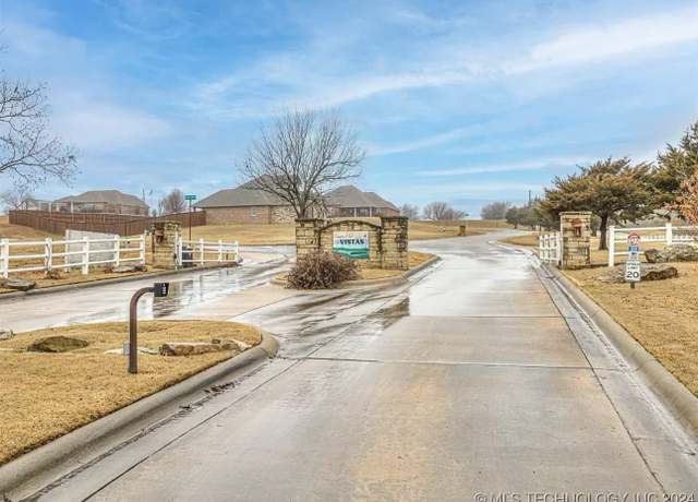 Property at 1109 S Country Club Dr, Cushing, OK 74023