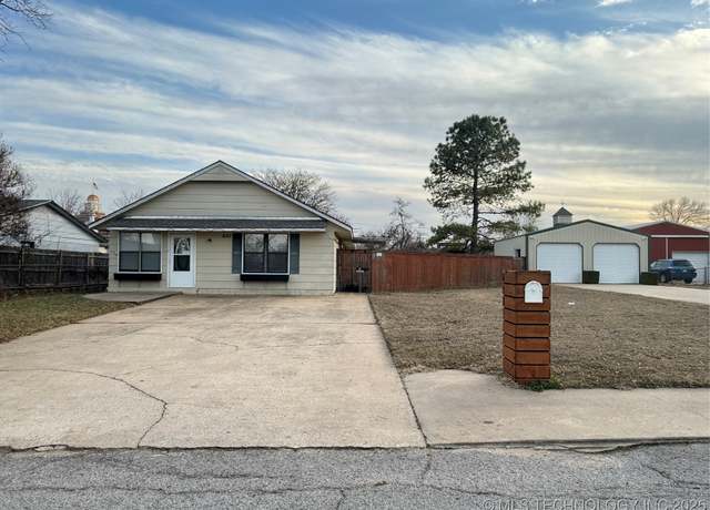 Property at 622 E C St, Jenks, OK 74037, 3 beds, 1.5 baths