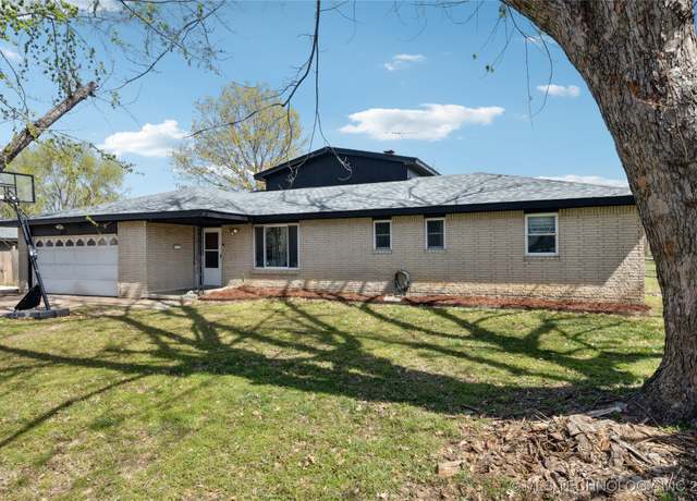 Property at 624 S Maple St, Oologah, OK 74053, 4 beds, 2.5 baths