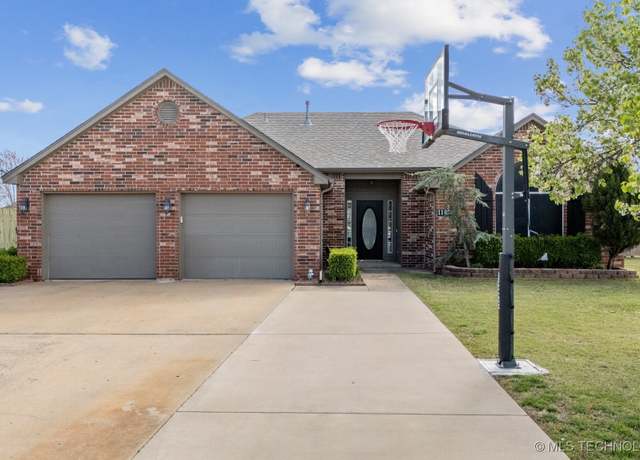Property at 11855 Willow Cir, Collinsville, OK 74021, 3 beds, 2 baths
