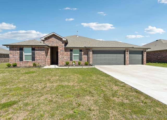 Property at 80 Stonegate Dr, Pryor, OK 74361, 4 beds, 2 baths