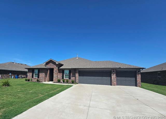 Property at 80 Stonegate Dr, Pryor, OK 74361, 4 beds, 2 baths
