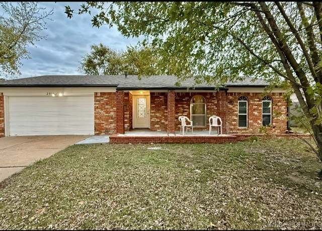 Property at 2511 S 121st EastAvenue, Tulsa, OK 74129, 3 beds, 2 baths