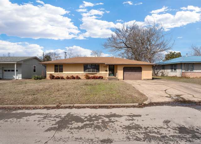 Property at 635 S Thompson St, Vinita, OK 74301, 4 beds, 2 baths