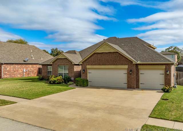 Property at 1908 SE Lester Ave, Bartlesville, OK 74006, 5 beds, 3 baths