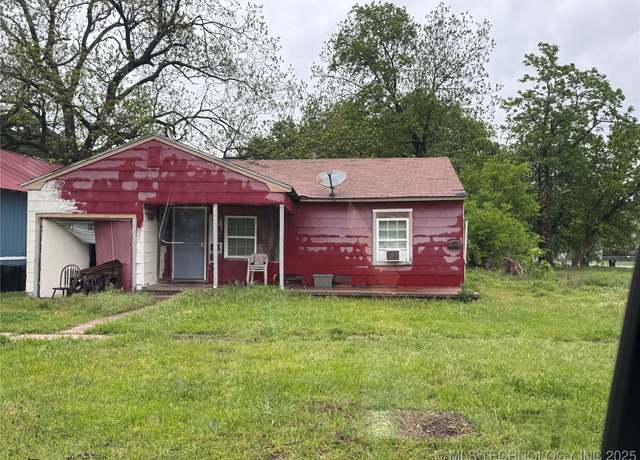 Property at 804 W 13th, Ada, OK 74820, 4 beds, 2 baths