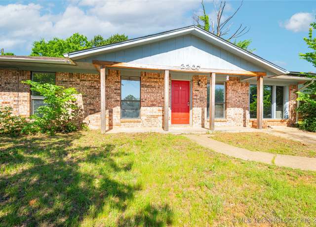 Property at 2207 Hillcrest Ct, Durant, OK 74701, 3 beds, 1 bath