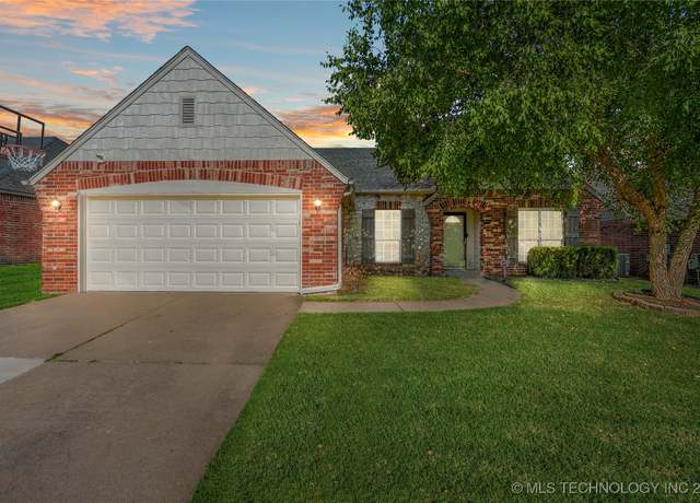 Property at 12522 S Cedar Ave, Jenks, OK 74037, 5 beds, 2 baths