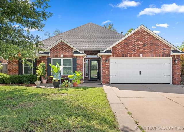 Property at 605 N Spruce, Bartlesville, OK 74006, 3 beds, 2 baths