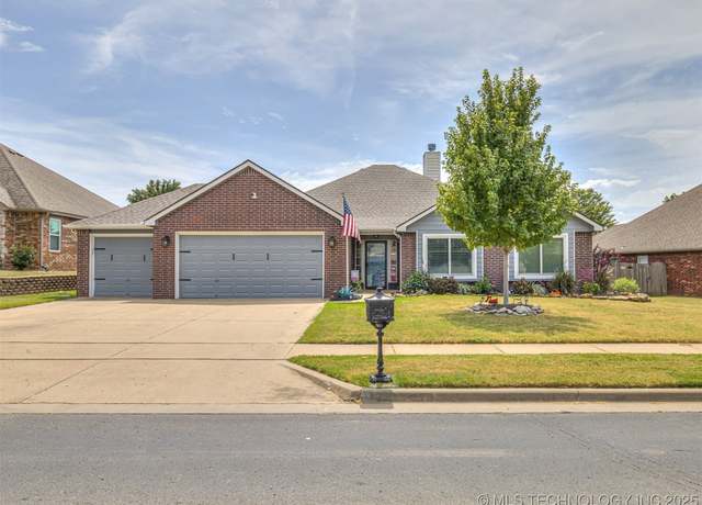 Property at 10010 E 101st St, Owasso, OK 74055, 4 beds, 2 baths