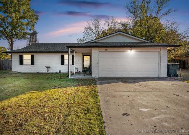 Property at 1313 Solomon St, Muskogee, OK 74403, 3 beds, 2 baths