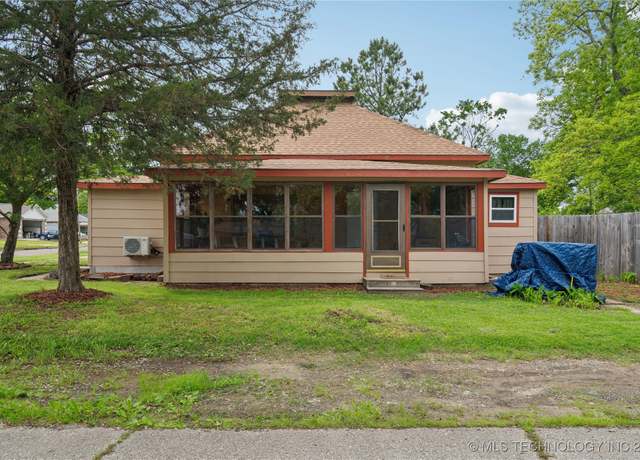Property at 200 E Young St, Morris, OK 74445, 3 beds, 1 bath