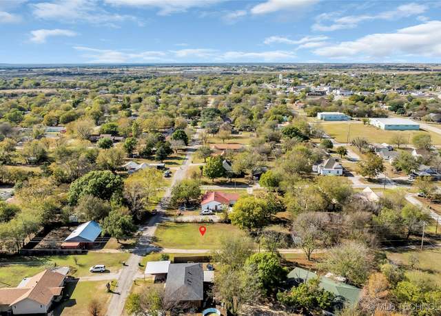 Property at 605 E Cherokee St, Marietta, OK 73448