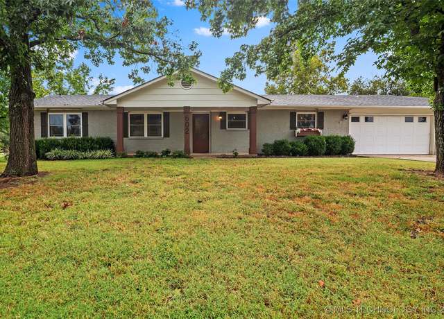 Property at 602 Rosewood Ct, Claremore, OK 74017, 5 beds, 3 baths