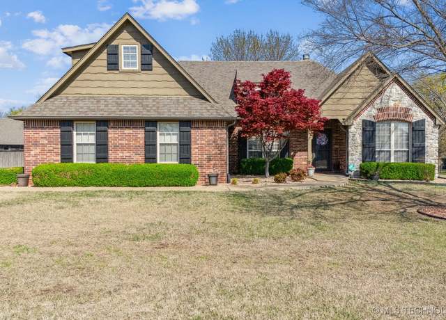 Property at 34 Woodcreek Ln, Pryor, OK 74361, 4 beds, 2 baths