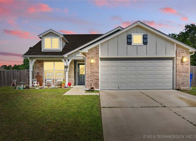 Property at 7200 S Laurel Ave, Broken Arrow, OK 74011, 3 beds, 2 baths