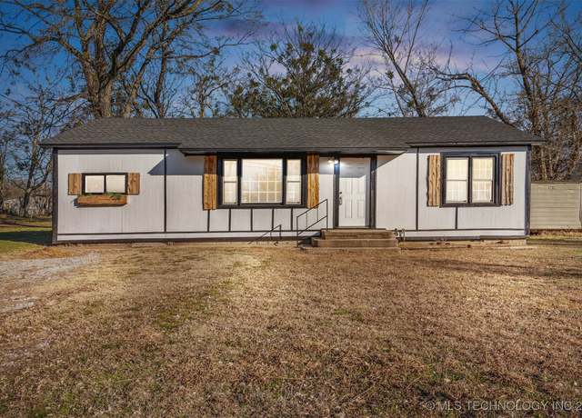 Property at 806 N State St, Wagoner, OK 74467, 3 beds, 2 baths