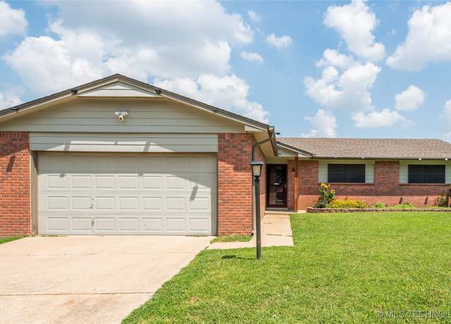 Property at 111 W 19th St, Owasso, OK 74055, 4 beds, 1.5 baths
