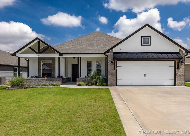 Property at 2012 W Huntsville Pl, Broken Arrow, OK 74011, 3 beds, 2 baths