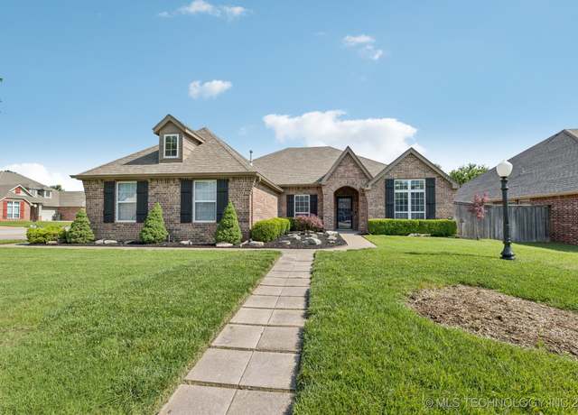Property at 14201 E 101st St, Owasso, OK 74055, 4 beds, 2.5 baths