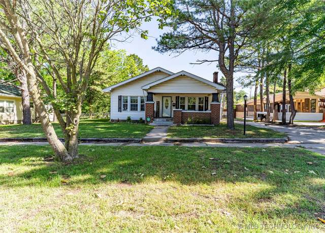 Property at 411 E 6th Ave, Bristow, OK 74010, 3 beds, 2 baths