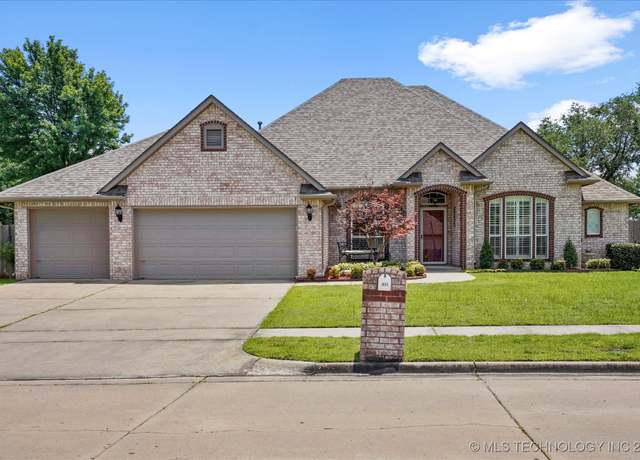 Property at 1005 E Fargo St, Broken Arrow, OK 74012, 3 beds, 2.5 baths