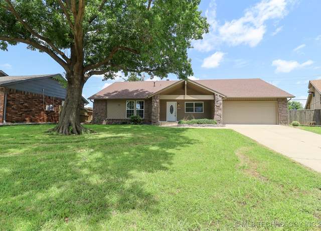 Property at 1404 W Indianola St, Broken Arrow, OK 74012, 3 beds, 2 baths