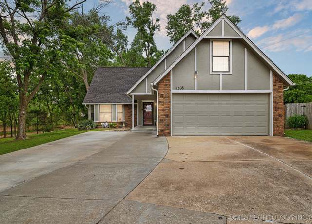 Property at 1308 W El Paso St, Broken Arrow, OK 74012, 4 beds, 2 baths
