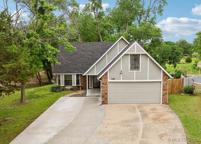 Property at 1308 W El Paso St, Broken Arrow, OK 74012, 4 beds, 2 baths