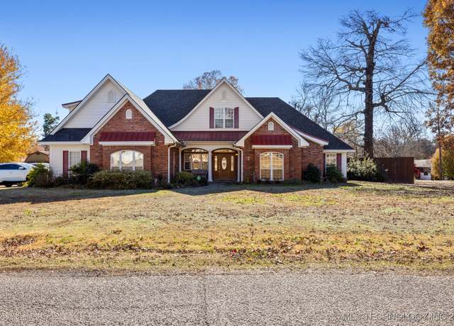Property at 402 E Bissell St, Hugo, OK 74743, 3 beds, 2.5 baths