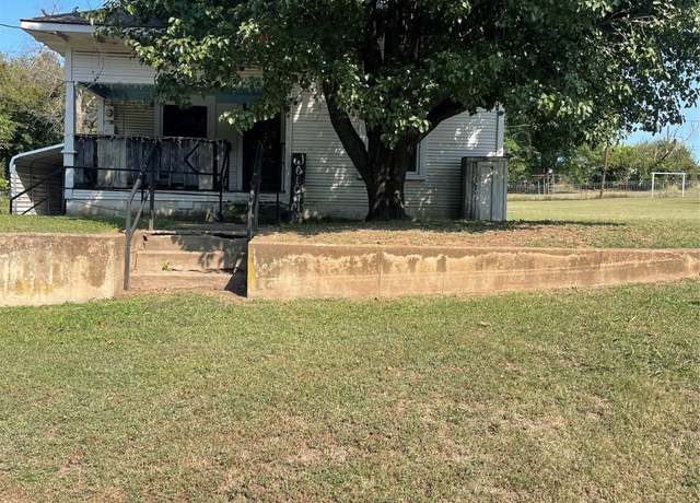 Property at 360 N B St, Yale, OK 74085, 2 beds, 1.5 baths