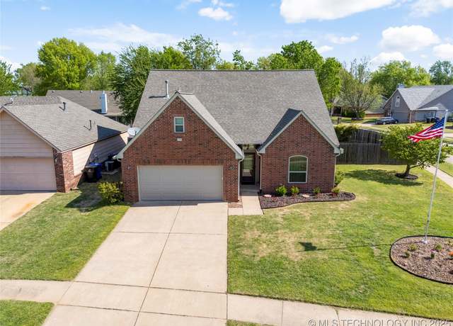 Property at 1700 W Jefferson St, Broken Arrow, OK 74011, 4 beds, 2.5 baths