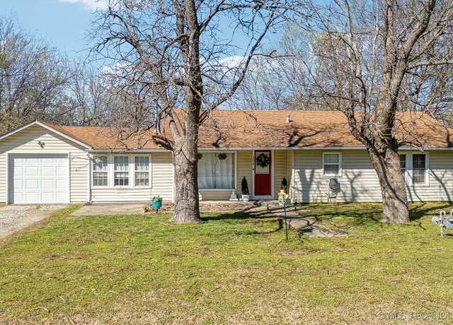 Property at 302 W 4th St, Skiatook, OK 74070, 3 beds, 1 bath