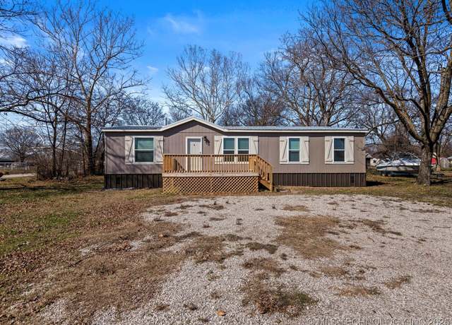 Property at 920 S Maple St, Nowata, OK 74048, 4 beds, 2 baths